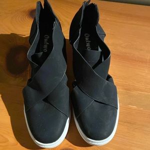Outwoods black with white sole shoes.  Back zipper.  Size 7.5
